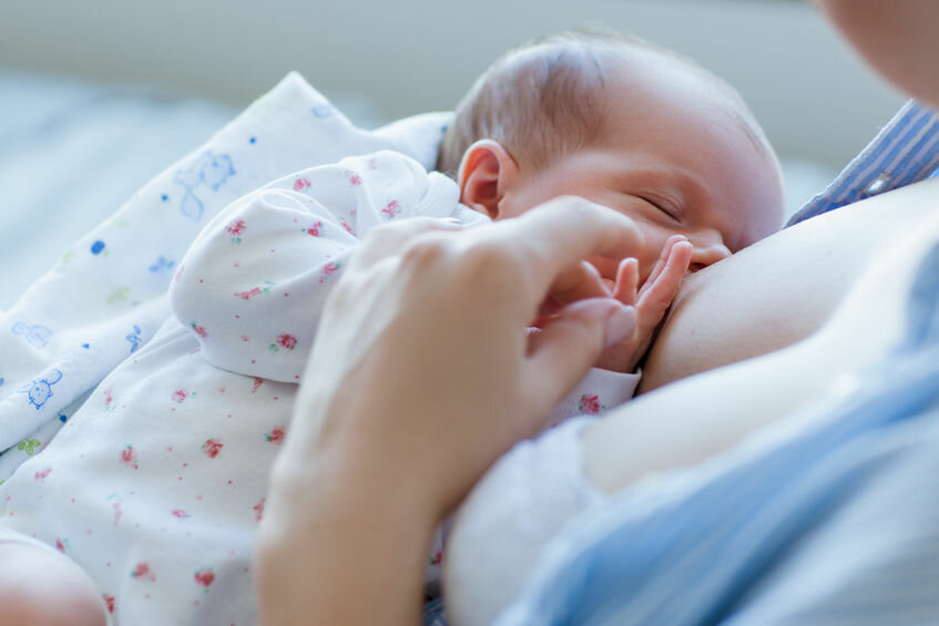 Что делать, если новорожденный засыпает во время кормления