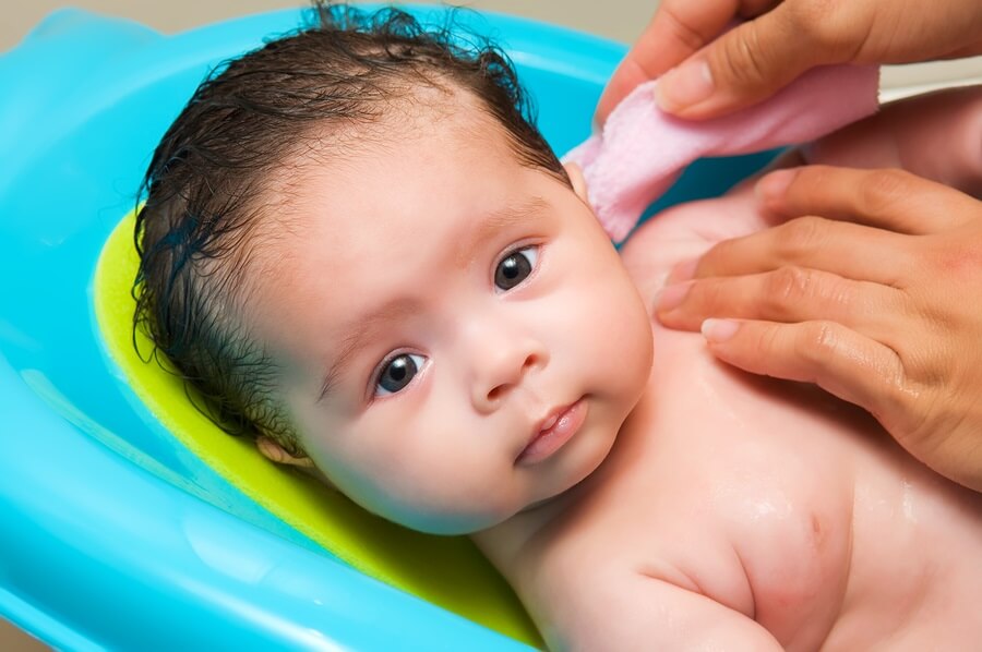 Моем голову малышу правильно. как часто мыть голову новорожденному как часто мыть голову ребенку 1 год