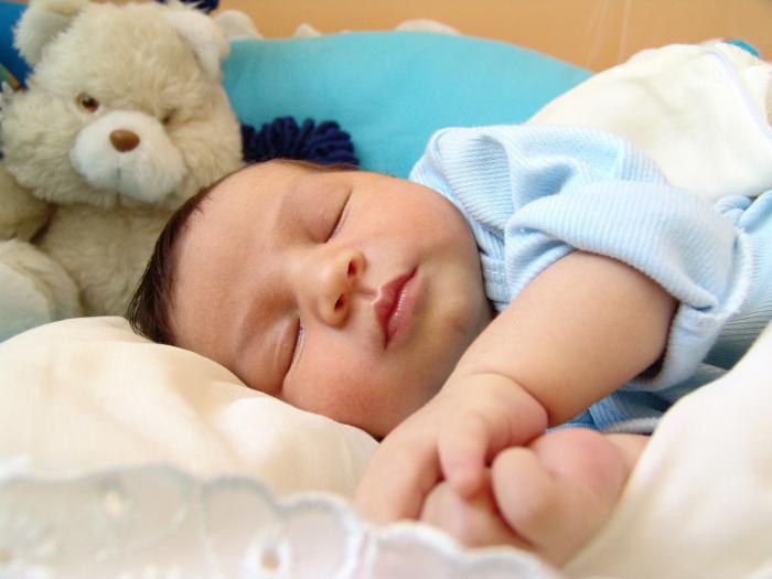 Месячный ребенок не спит целый день: причины плача, что делать