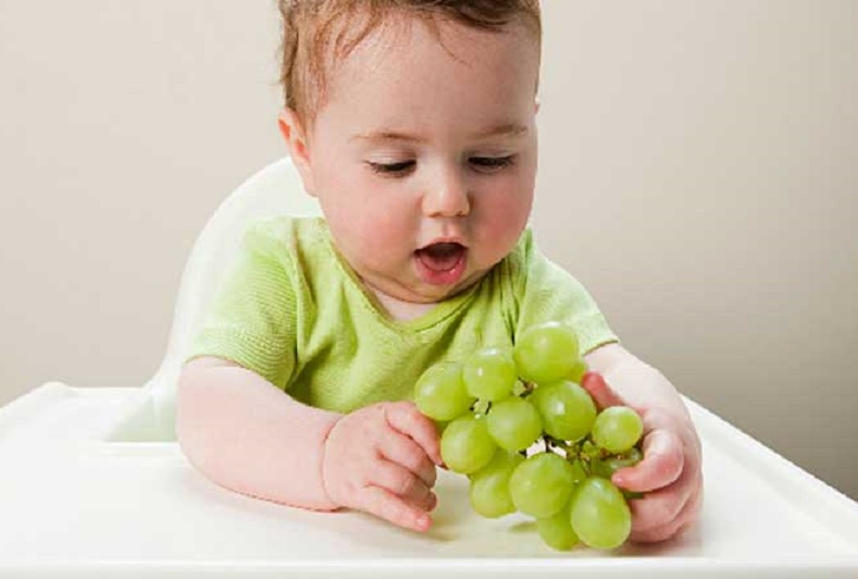 Виноград при кормлении ребенка: можно или нет?