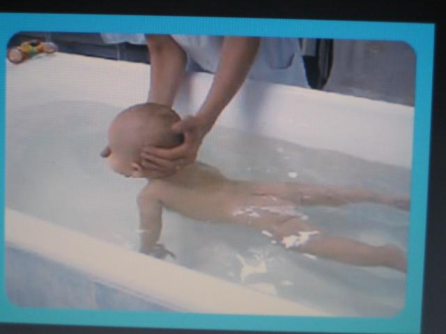Плавание грудничка в ванне: подготовка ребенка, правила, упражнения в воде
