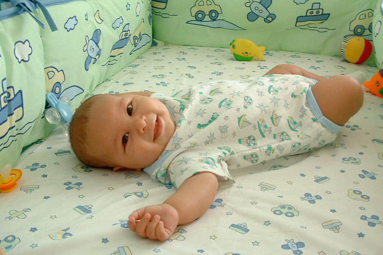 новорожденный в кроватке фото дома