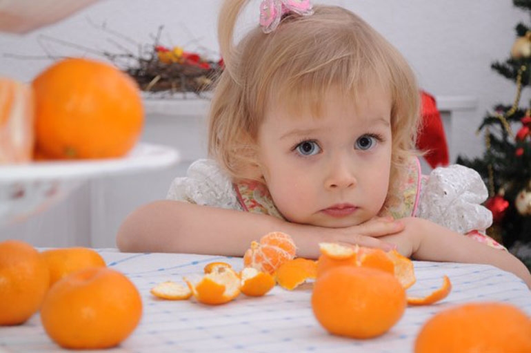 Введение прикорма. с какого возраста можно давать ребенку апельсин и цитрусовые