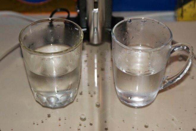 Опыт три стакана. Горячая вода в стакане. Чашка с водой. Стакан с горячей и холодной водой. Холодный стакан.