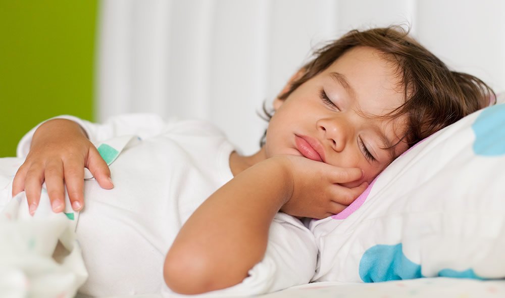 Свет в детской, гаджеты и еда перед сном. что мешает ребенку заснуть - иа «север-пресс»