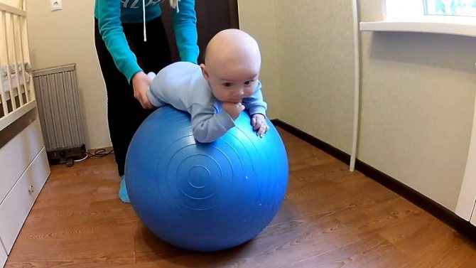 Упражнения на фитболе для грудничков - комплексы занятий для малышей 1,2,3 и 4-6 месяцев