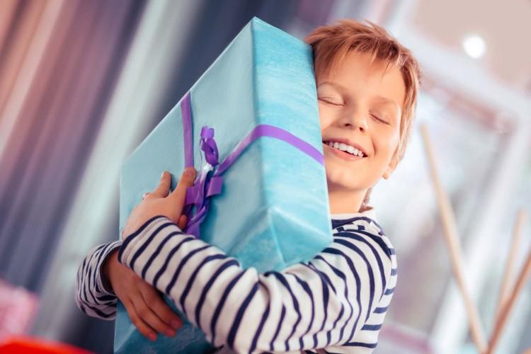 Подарки на новый 2019 год детям в школе. 100 идей что подарить школьнику