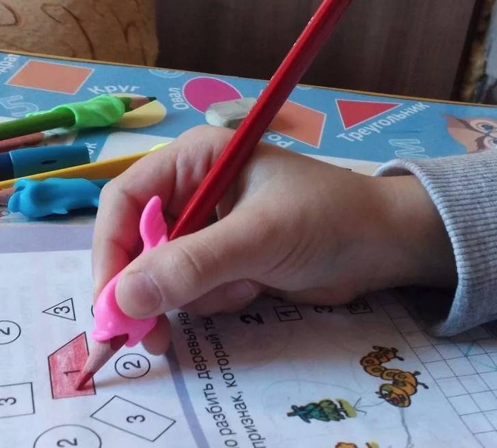 Как приучить ребенка правильно держать ручку и карандаш?