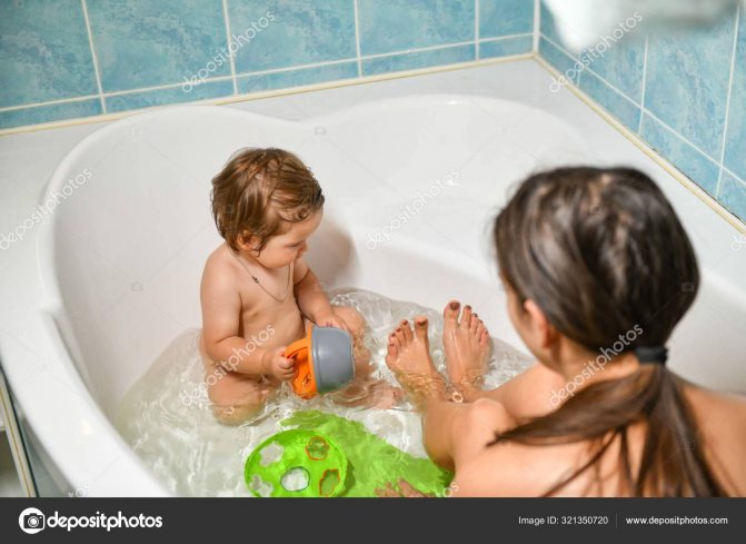 С чем принимать ванну малышами