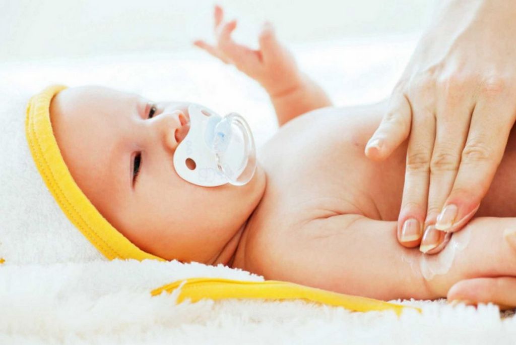 Особенности ухода за кожей новорожденного. можно ли мазать кремом кожу новорожденого малыша?
