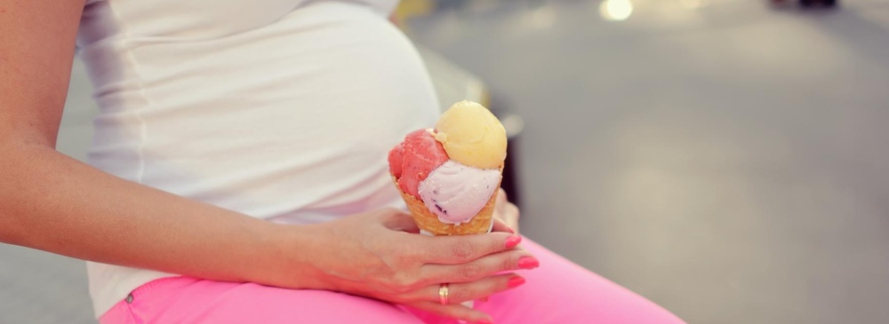 Можно ли беременным мороженое на разных сроках вынашивания и когда от него стоит отказаться: что означает, если постоянно хочется мороженное и какими продуктами его можно заменить