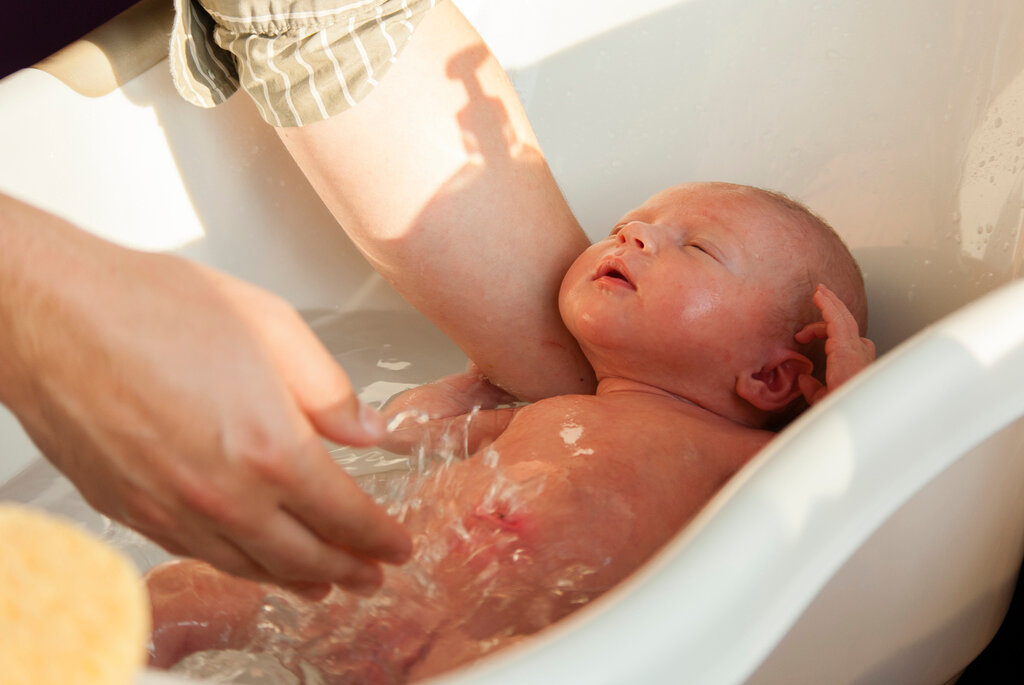 В какой воде купать новорожденного ребенка, кипятить ли воду, добавлять ли марганцовку?