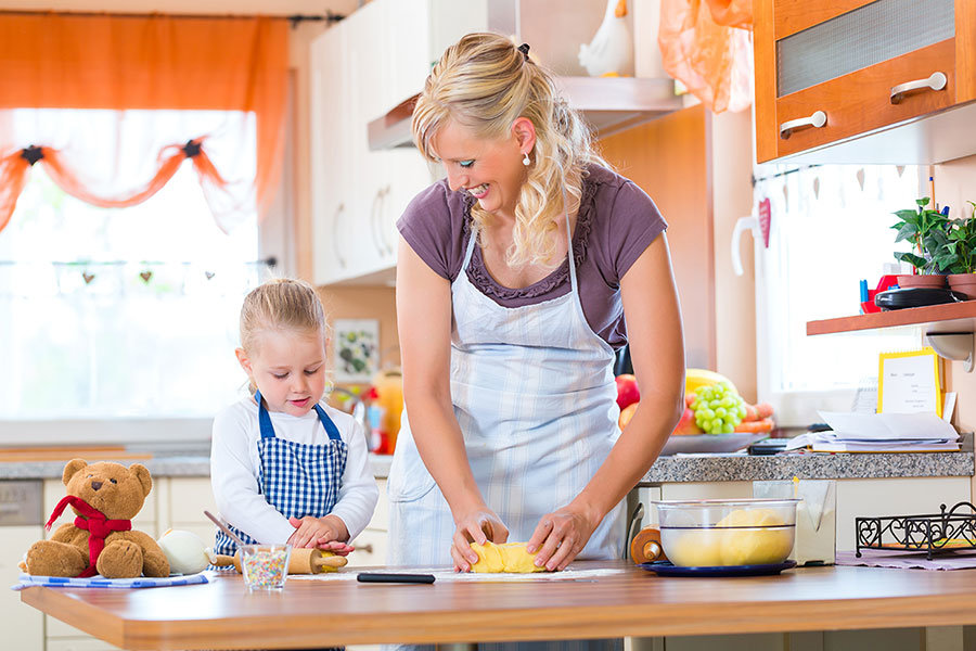Чем занять ребенка на кухне, пока мама готовит | бебинка