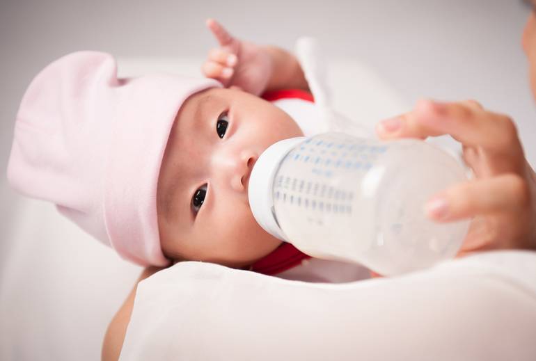 Нужно ли (и можно ли) давать воду новорожденным детям при грудном, искусственном, смешанном вскармливании: вода при икоте