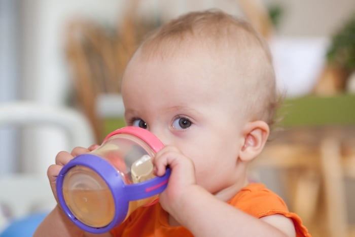 Как научить ребенка пить самостоятельно из чашки
