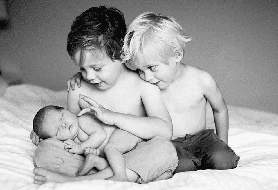 Брат позирует. Трое детей. Фотосессия троих детей. Красивые дети трое. Двое детей.