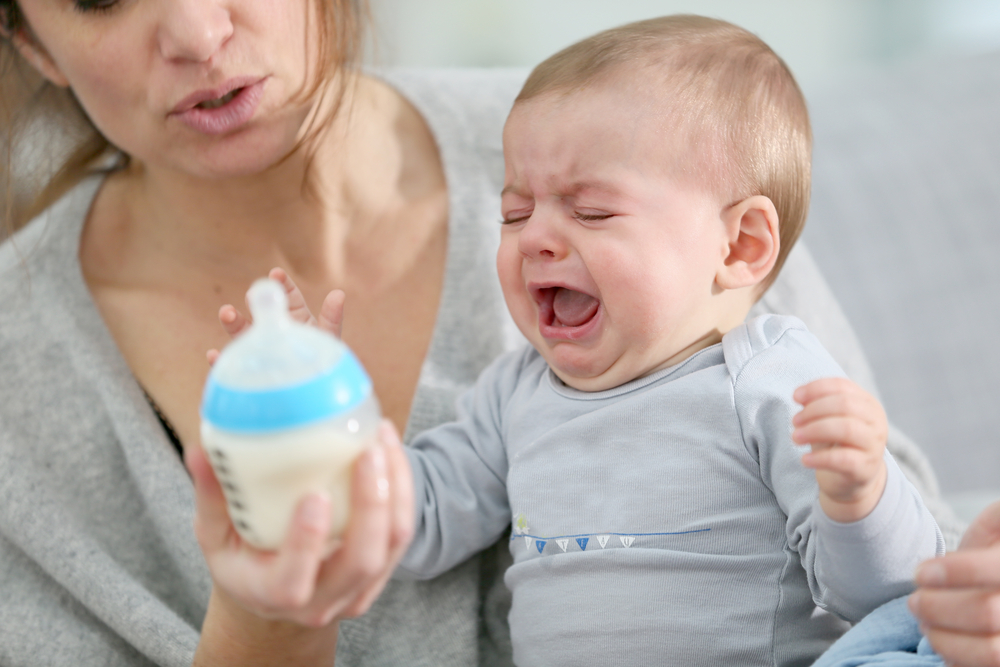 Почему ребенок срыгивает после кормления и как это может ему навредить