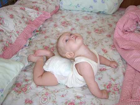 Ребенок выгибается дугой и плачет лежа на спине: причины, что делать?