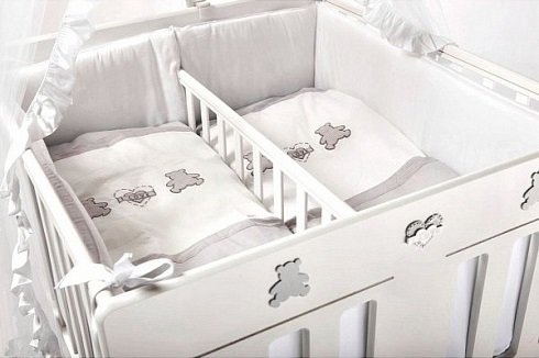 Как выбрать кроватку для новорожденных двойняшек?