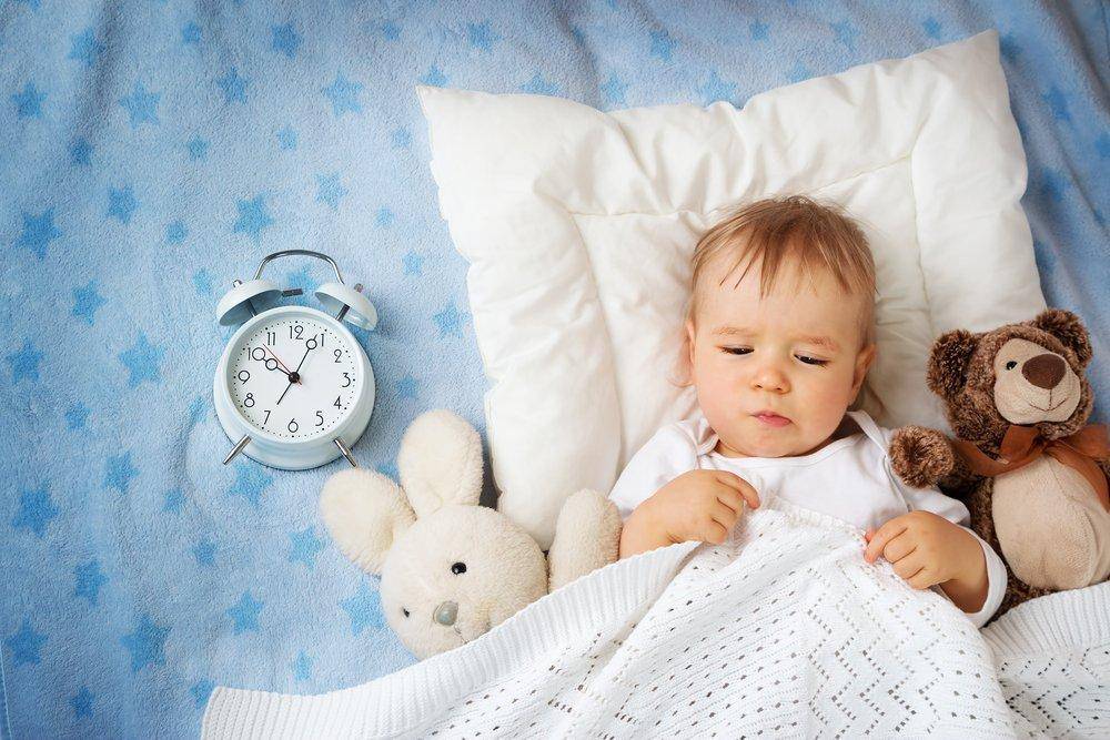 Укладывание по часу: как помочь ребенку быстро заснуть?