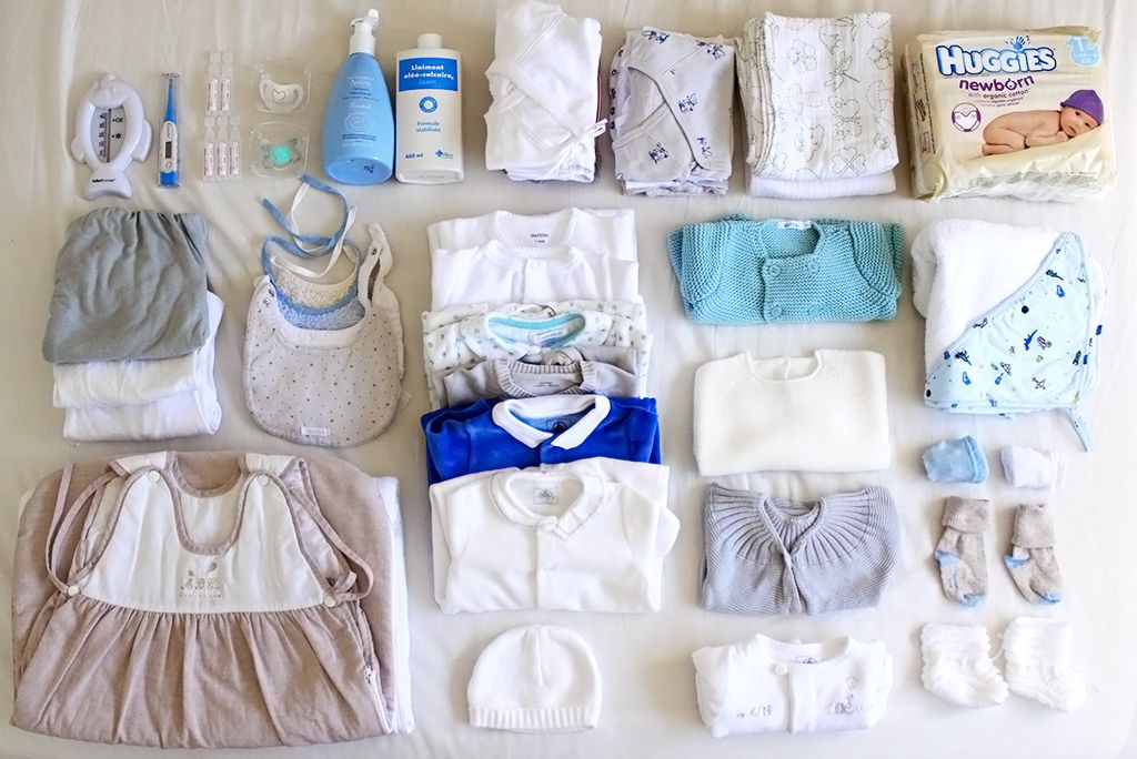 Что нужно малышу после. Одежда для малыша в роддом. Вещи для новорожденного. Одежда для новорожденного в роддом. Необходимый набор вещей для новорожденного.