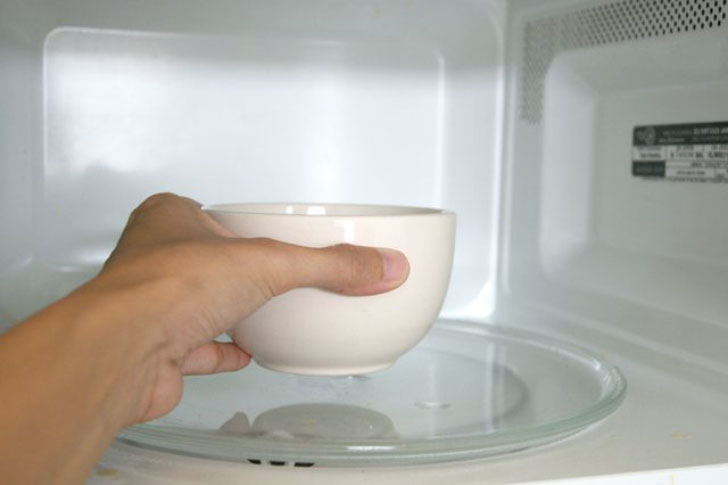 Можно греть смесь. Пластиковая посуда для микроволновки. Пластиковая тарелка в микроволновке. Соль в микроволновке разогрели. Пластмассовый стакан в микроволновке.