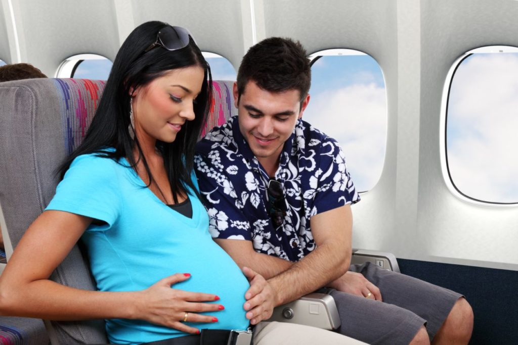 Полет на самолете во время беременности: возможный вред, советы