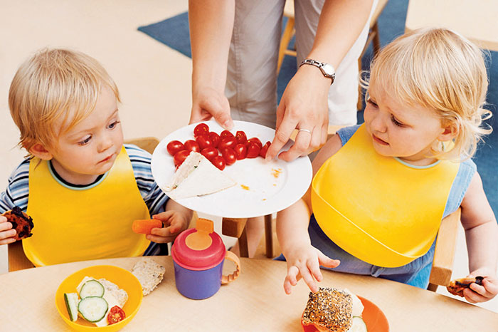 Ребенок не ест за ужином и требует сладкого: что делать? как добиться хорошего поведения за столом