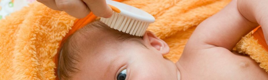 Почему у ребенка появляются корочки на голове и как их убрать