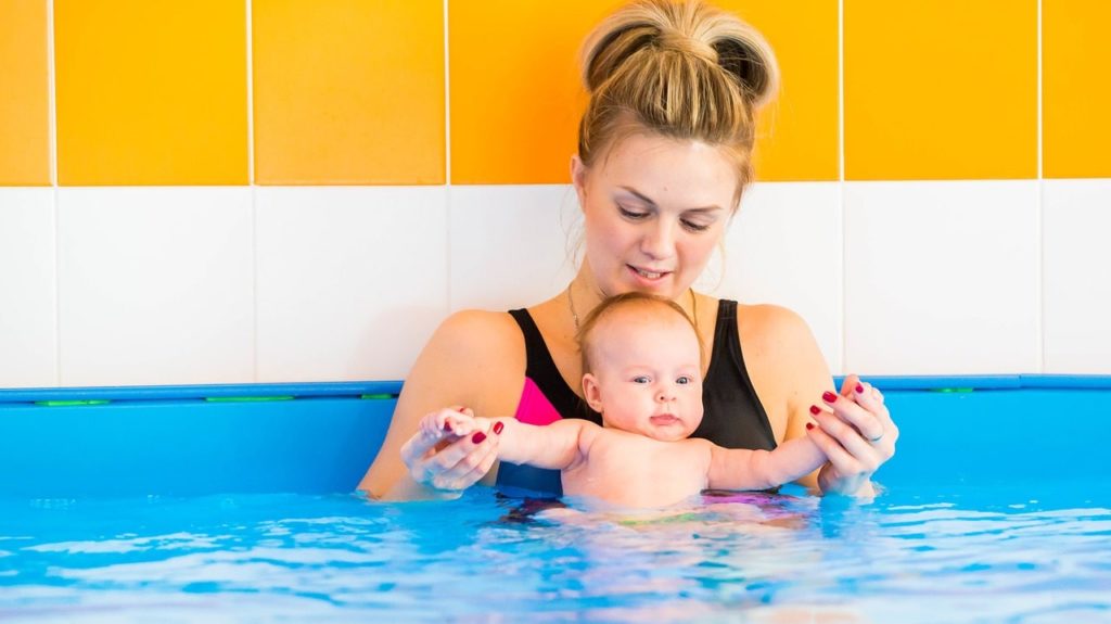 Бассейн для грудничков: со скольки месяцев можно, что нужно взять с собой, какие есть занятия, как организовать домашнюю купальню