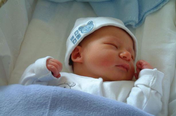 Когда новорожденный начинает слышать и видеть: особенности развития органов чувств после рождения малыша