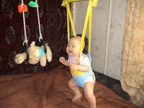 Прыгунки для ребенка 4-6 месяцев можно считать хорошим тренажером для развития детского организма
