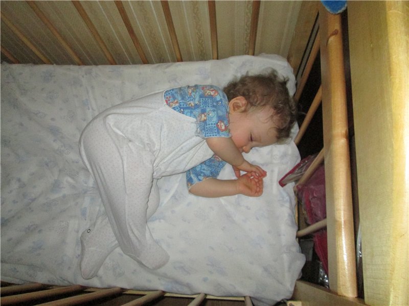 Почему ребенок в 2 месяца плохо спит ночью и днем: что делать, если часто просыпается