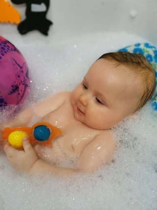 Можно принимать ванну вместе с младенцем