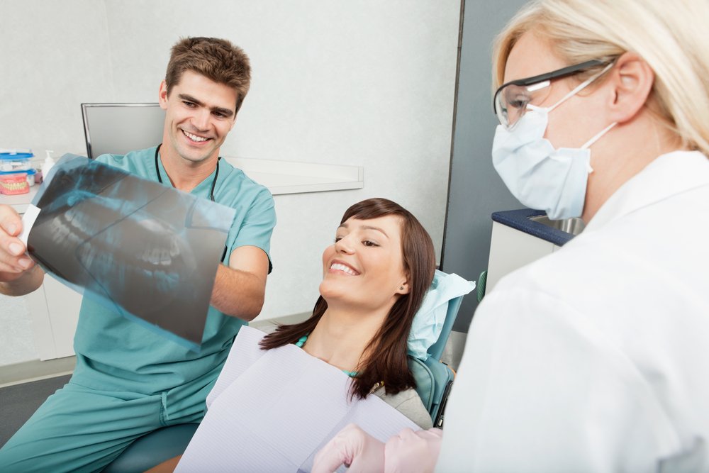 Симптомы при прорезывания зубов, возможные осложнения и их лечения