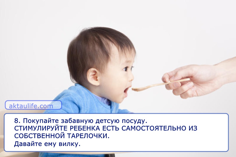 Кусочки в 10 месяцев. Ребенок жует. Ребенок ест кусочки. Ребенок грызет игрушку. Как научить ребенка жевать.