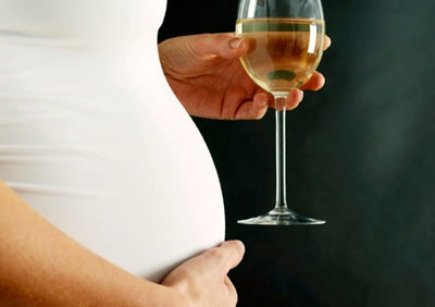 Можно ли беременным выпить бокал шампанского на новый год в 1, 2, 3 триместре