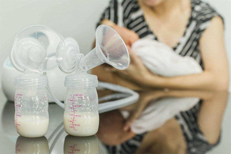 Как кормящей маме сцеживать грудное молоко?
