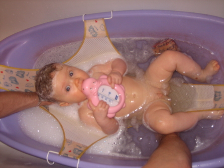 Марганцовка для купания новорожденных: польза и вред