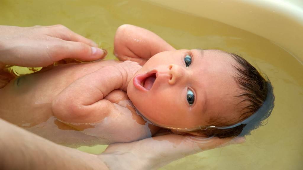 Как купать новорожденного: температура воды, травы, круг для грудничка