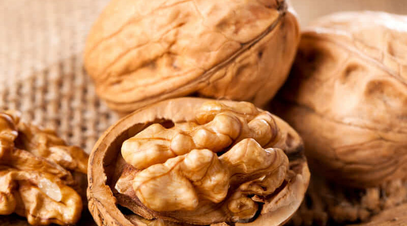 Грецкие орехи при грудном вскармливании: можно ли кормящей маме, влияние на лактацию