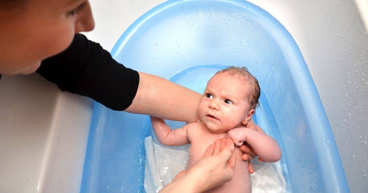 Как мыть голову новорожденному - выбор средства и советы по купанию