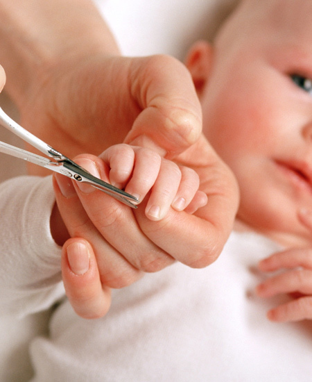 Как и когда стричь ногти новорожденному и взрослому?