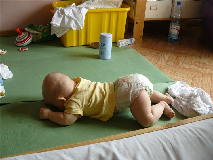Когда ребенок начинает самостоятельно ползать на животе, по-пластунски, на четвереньках. как научить ребенка ползать: упражнения и массаж