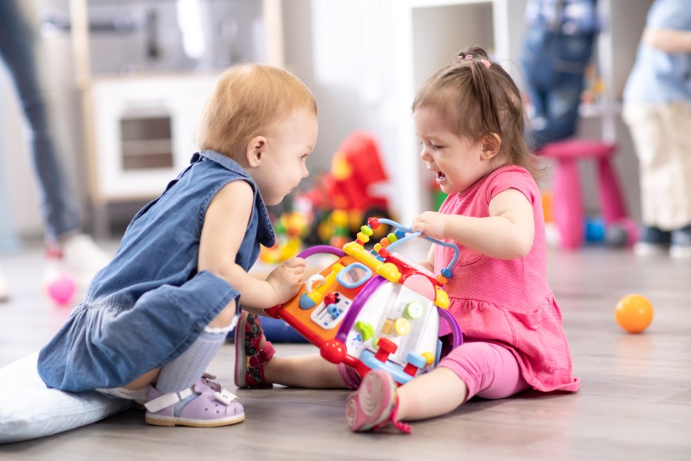 Ребенок не делится игрушками: это хорошо или плохо