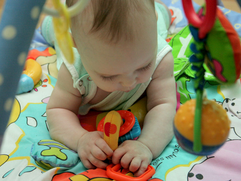 Ребёнок в 1 год и 3 месяца: о развитии и воспитани на примере