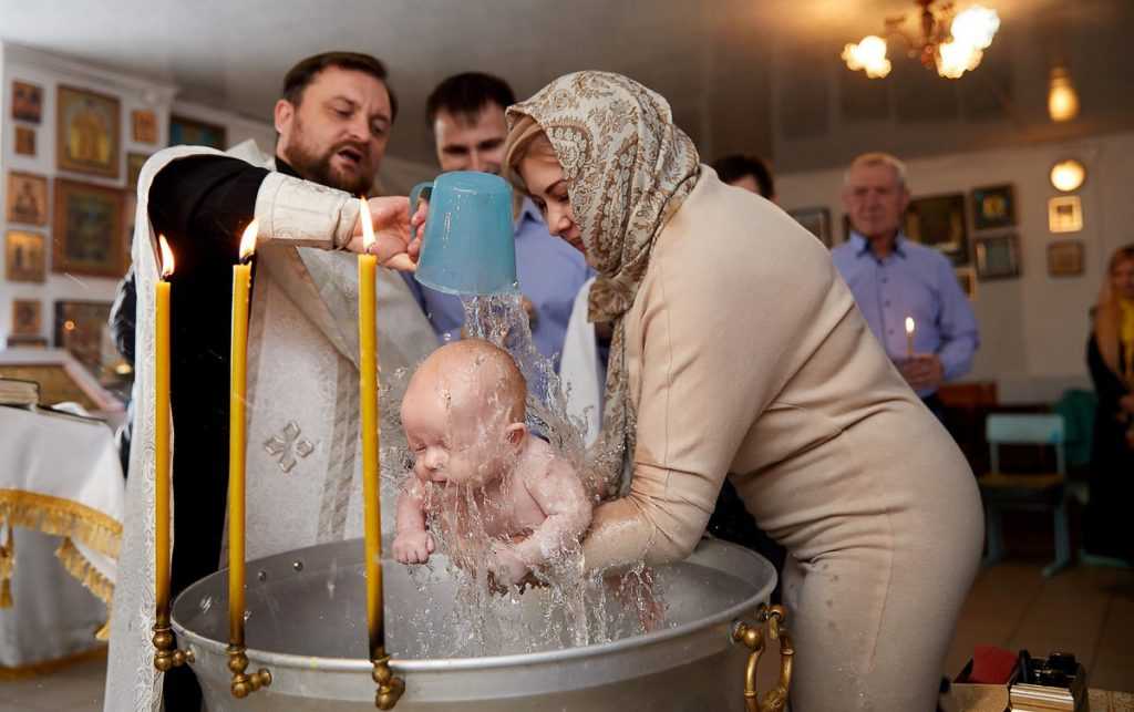 Нужно ли крестить ребенка: за и против