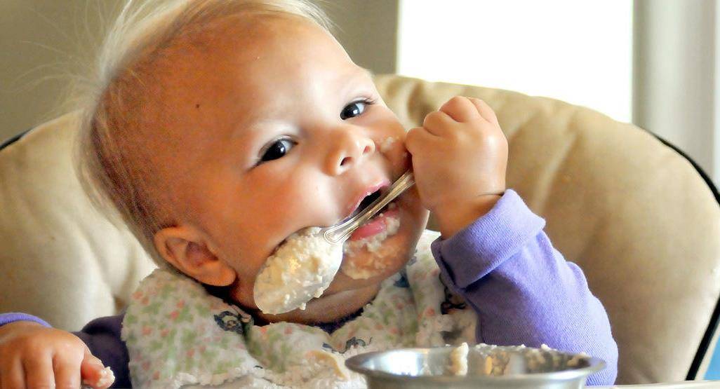 Ребенок не ест безмолочную кашу — почему и что делать