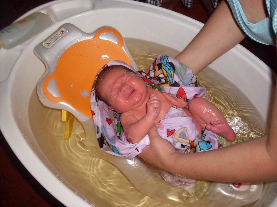 Как купать грудничка в марганцовке. купание новорожденного в марганцовке: как правильно развести раствор и чем можно заменить