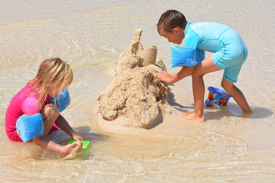 Дети на пляже: польза, опасность, когда начинать? | медицинская энциклопедия